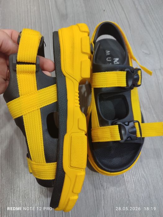 Босоніжки на дівчинку.