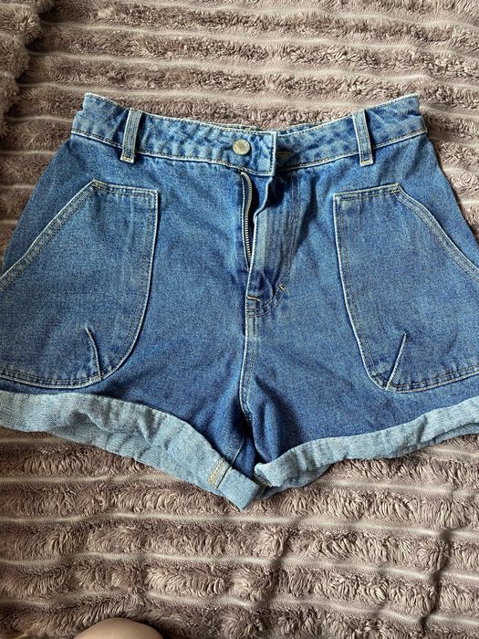 Женские джинсовые шорты.