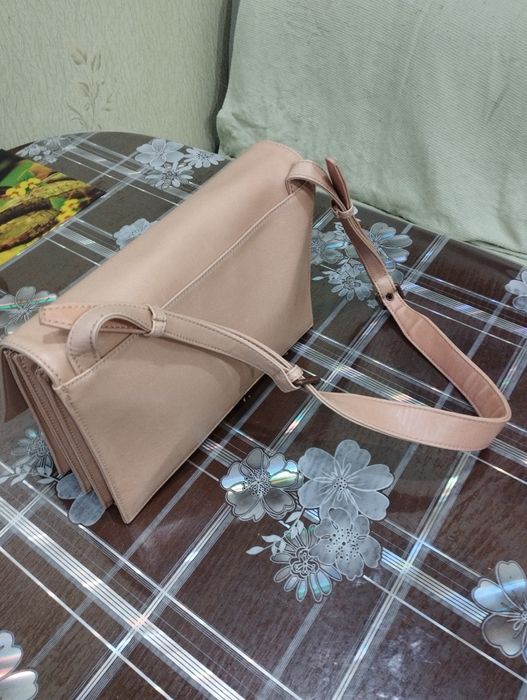 Продам кожанную женскую бежевую сумку