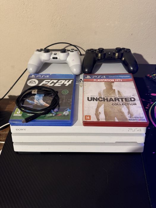 Ps4 Pro 1 Tera de HD(armazenamento) 2 comandos