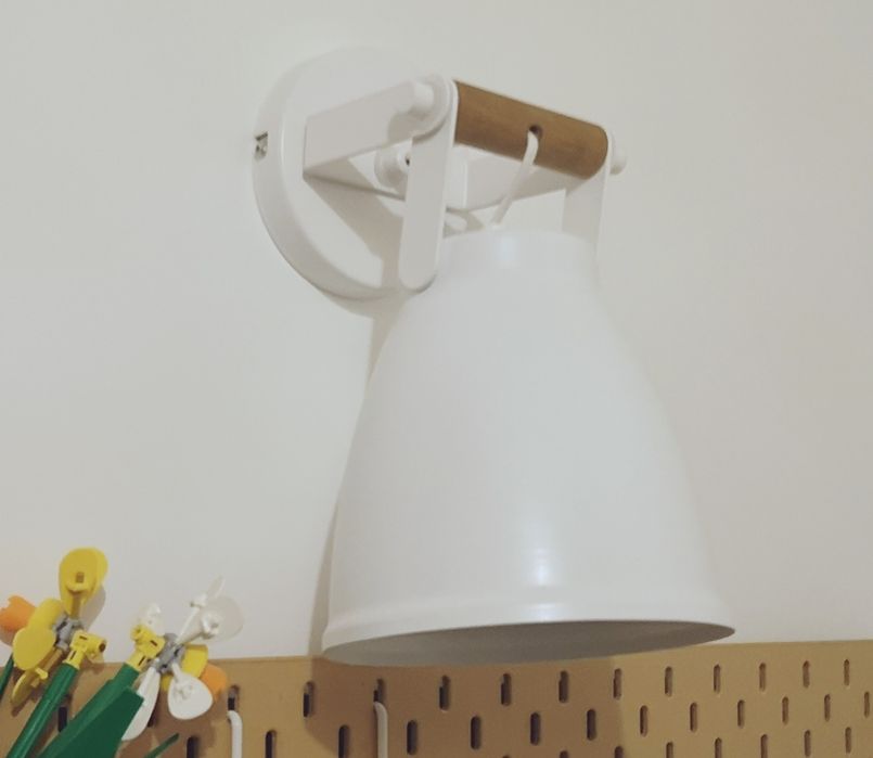 Rustykalna lampa kinkiet biała metal