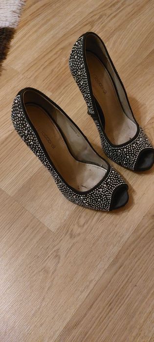 Туфлі на шпильці