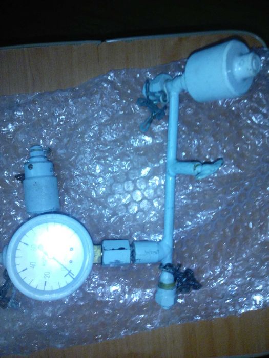 Пристрій для зарядкі амортстоек і коліс