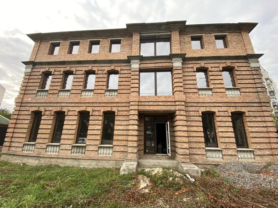 Продаж фасадної будівлі по вул. Пирогова.