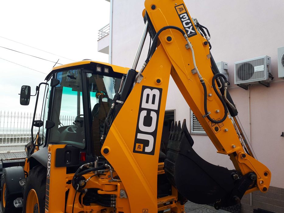 Máquina Retroescavadora JCB 3CX de 2024