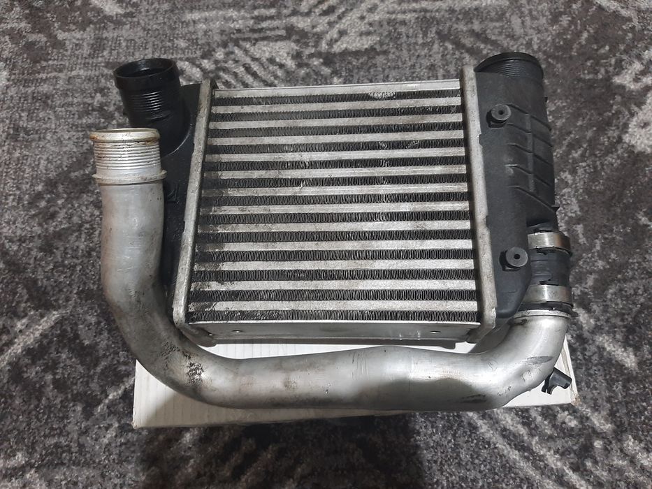 Радіатор інтеркуллера лівий Audi A6 C6 2.7 3.0 з датчиком