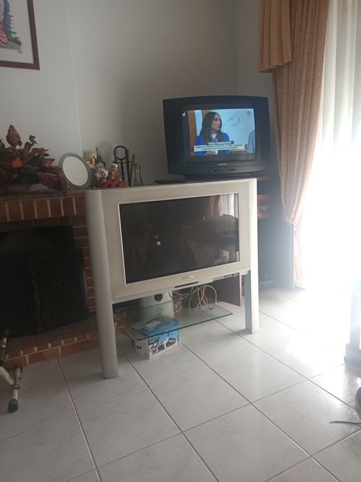 Tv philips crt com móvel