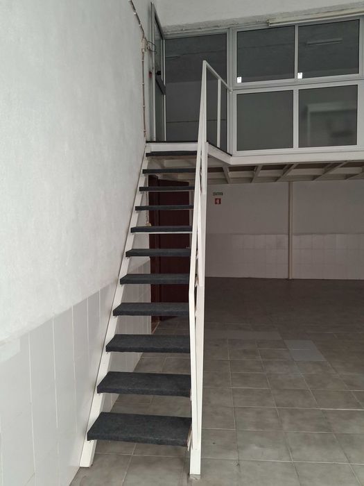 Aluga-se Armazém na freguesia de Santa Clara - Lisboa. Tm 914083889