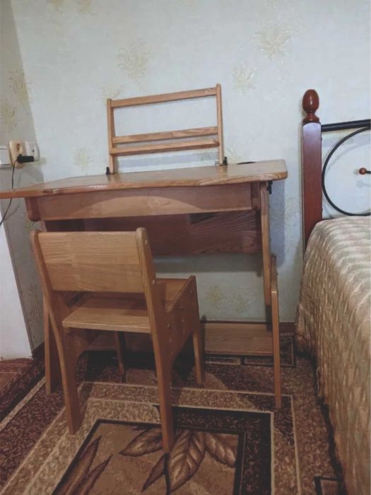 Парта для школяра на виріст