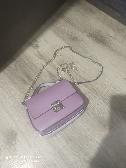 Torebka damska na złotym łańcuszku