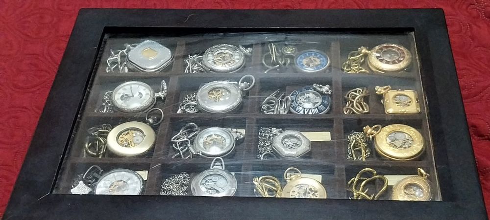 Coleção de relógios de bolso novos todos a corda, em expositor de made