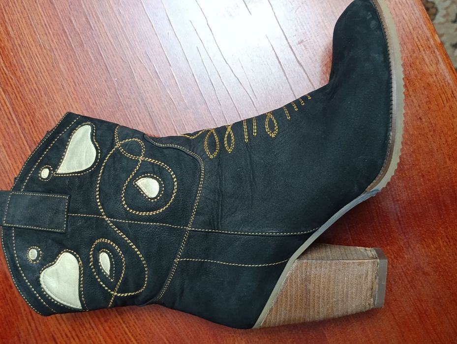 Продаються  чобітки  "Козаки""