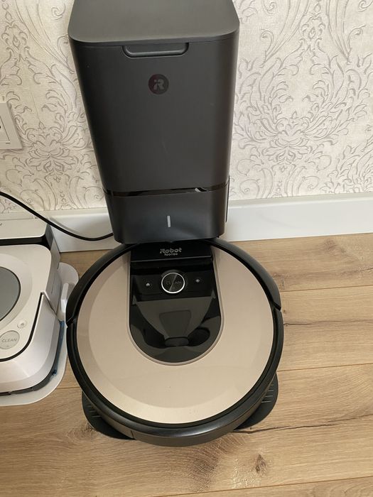 Irobot з автоматичним опорожнювачем смiття