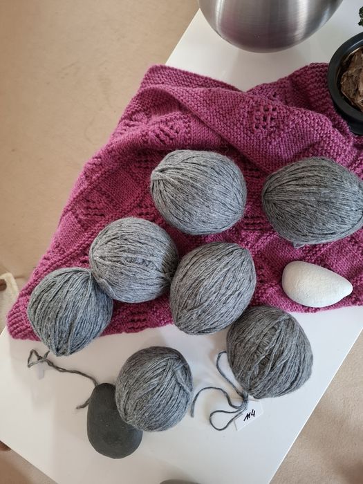 Włóczka koloru ciemnoszarego 114- Zuzia pruje