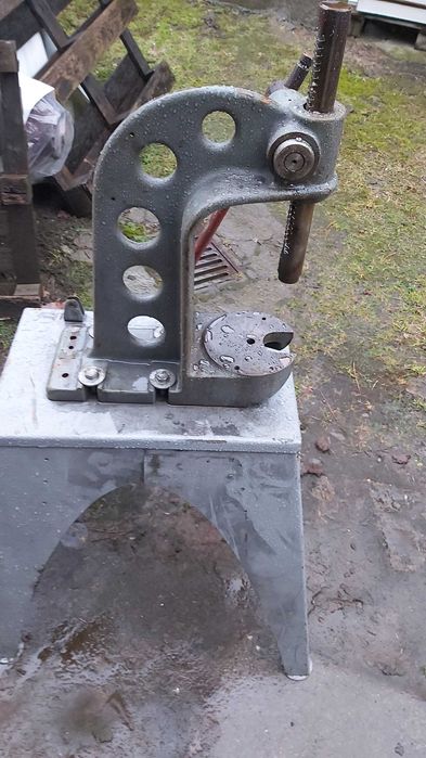 Prasa Bison ze stolikiem w bardzo dobrym stanie