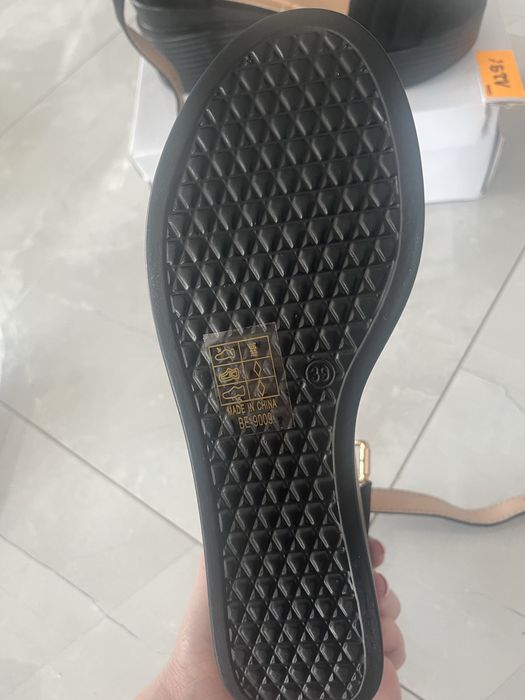 Nowe czarne sandałki