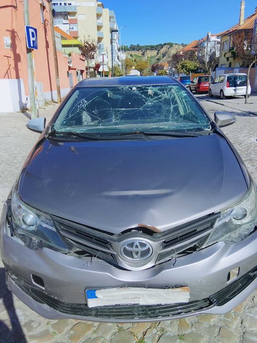 Toyota Auris 2015 damaged car — photo 3