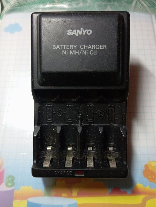 Sanyo зарядний пристрій