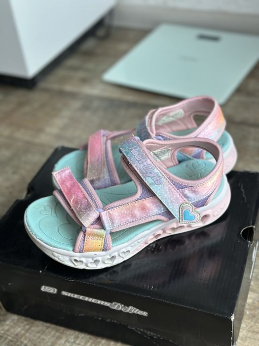 Продам босоніжки,кеди skechers!!