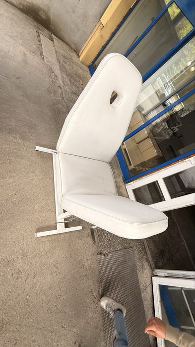 Fotel bialy kosmetyczny mechaniczny jak na zdjeciu