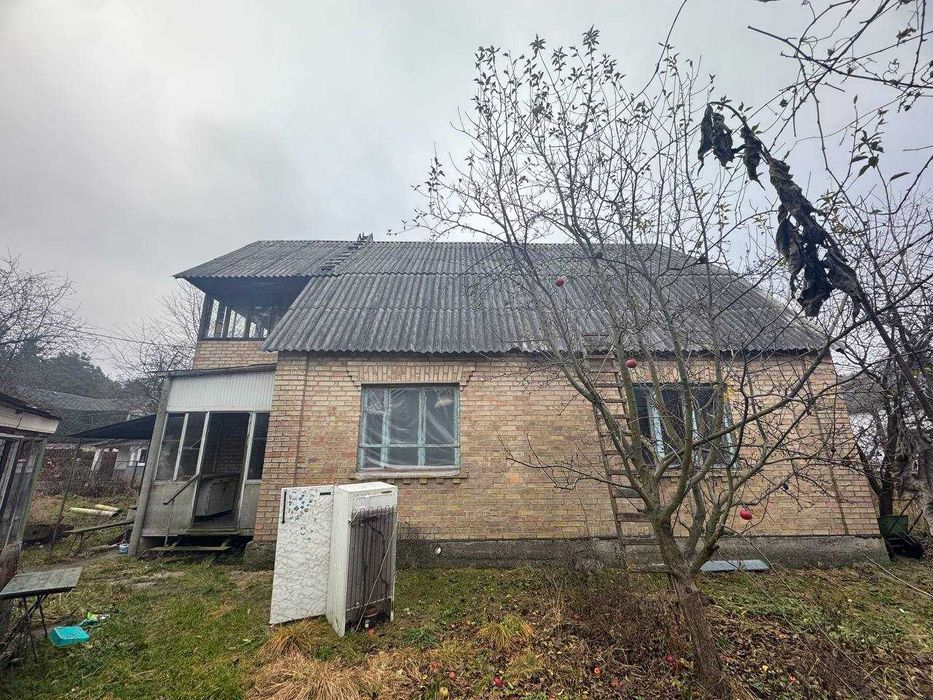 Будинок під реконструкцію з бетонним перекриттям. Хооша локація