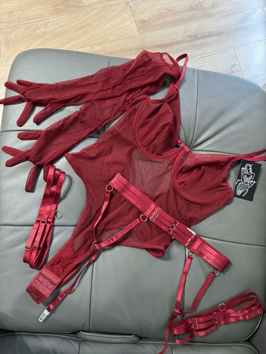 Mega seksowne body w pięknym kolorze plus rękawiece zestaw walentynki