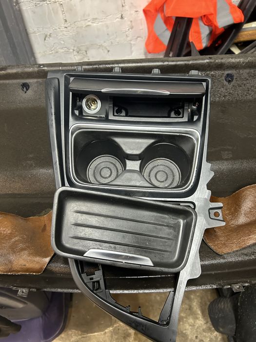 Продам подстаканык Bmw F30