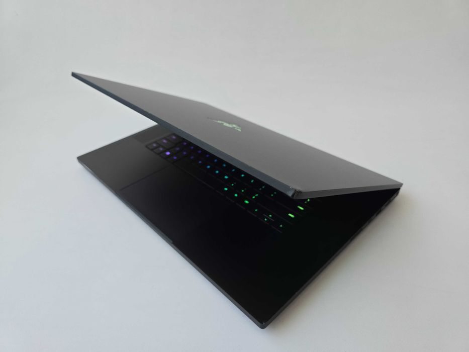 Razer Blade 18 (2023) I9 13950HX/RTX 4070/RAM 32GB/SSD 1TB/QHD+240Hz