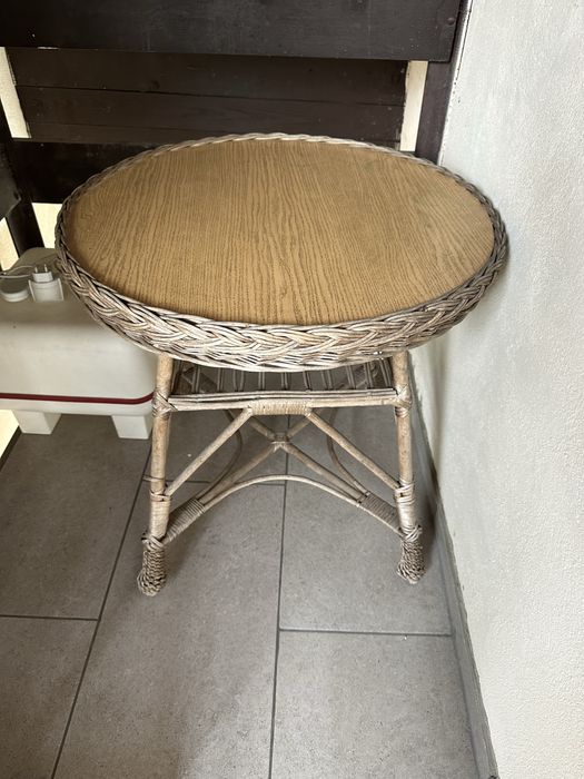 Stolik rattan na balkon czy ogrod