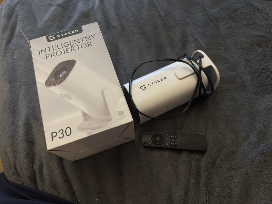 Proektor W dobrym stanie, wszystko działa bez problemów..