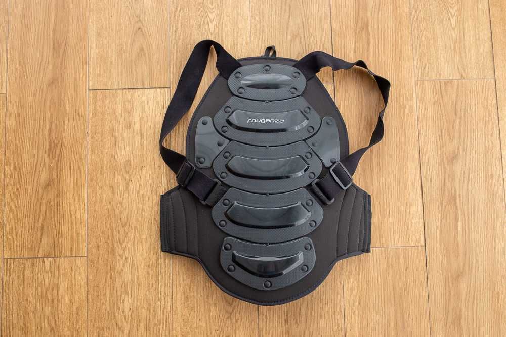 Kask, ochraniacz i skarpety jeździeckie