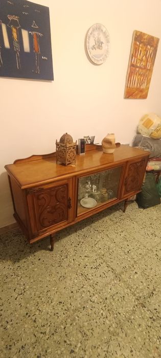 Cristaleira e móvel antigos