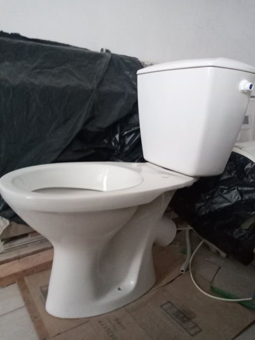 Унітаз зі зливним бачком