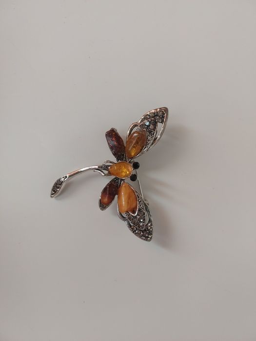 Брошь з бурштином