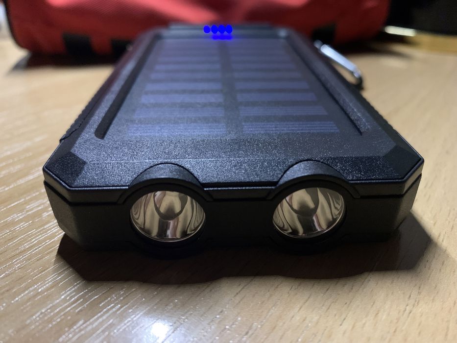 Power bank 20000 mah на сонячних батареях з ліхтариком
