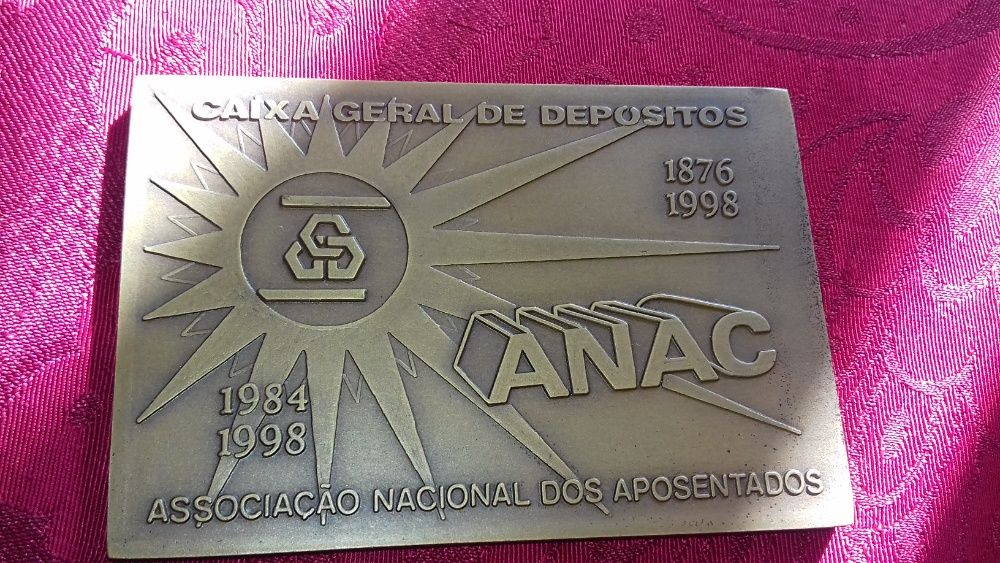 Um pintor em Évora Francisco Henriques no tempo de D.Manuel I - 1 edição - A.Camões Gouveia Câmara Évora Comissão Des. Capa dura12E-Medalhas5EDesde 5E
