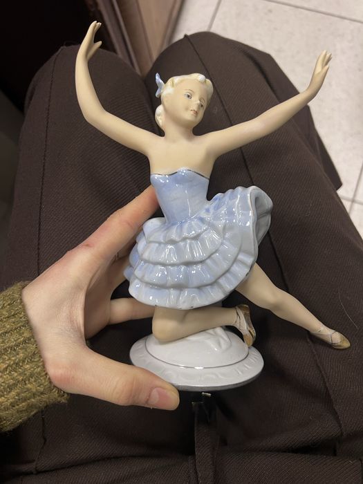 Балерина в голубом платье фигура