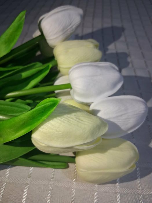 11 realistycznych, białych i mlecznych sztucznych tulipanów