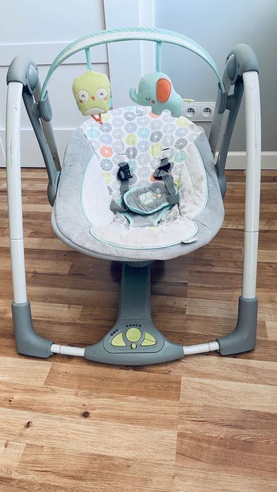 Bujaczek z melodią Ingenuity Swing 'n Go Hugs & Hoots