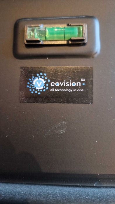 Solidny uchwyt ścienny do TV Eovision – obrotowy i wysuwny