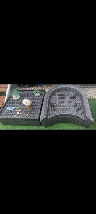 Bancos  de jardim são 2 de cada