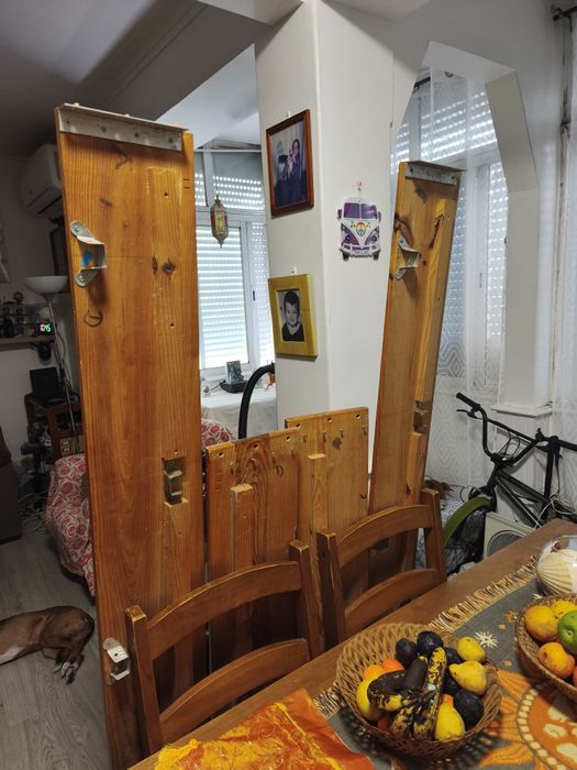 Cama em pinho, corpo é meio