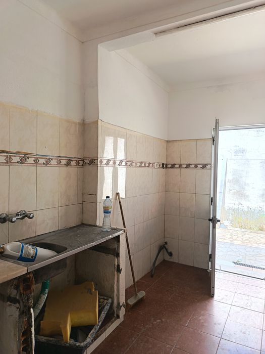 Alugo quartos em casa térrea com quintal