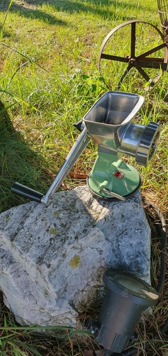 Maszynka do mielenia DOM GOS na przyssawkę -PRL