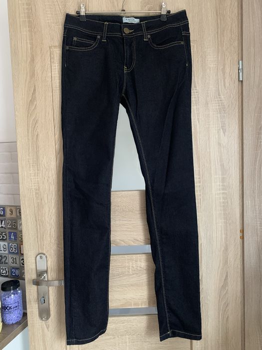 Ciemno granatowe jeansy Amisu