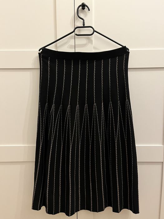 Czarna spódnica Solar w delikatny wzór – rozmiar 38