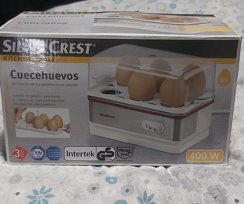 Máquina de cozer ovos nova na caixa