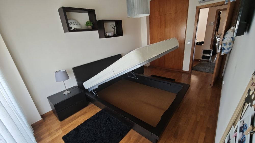 Mobília de quarto(cama + mesas de cabeceira + cubos + candeeiros)