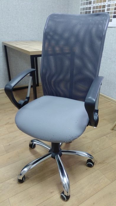 Кресло офісне з сіткою