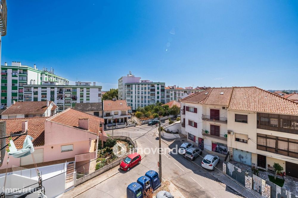 Apartamento T2 luminoso, totalmente remodelado, em Corroios